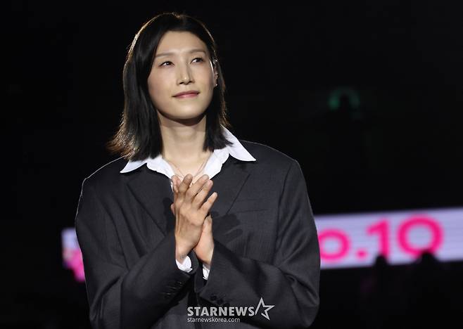 2025-2026시즌 V리그 여자부 개막전 흥국생명 대 정관장 경기가 18일 인천 삼산월드체육관에서 열렸다.  경기 후 배구여제 김연경 은퇴식이 열렸다. 김연경이 팬들과 인사하고 있다,  한국 배구의 '살아있는 전설' 김연경의 등번호 10번이 영구 결번으로 지정됐다. /사진=김진경 대기자