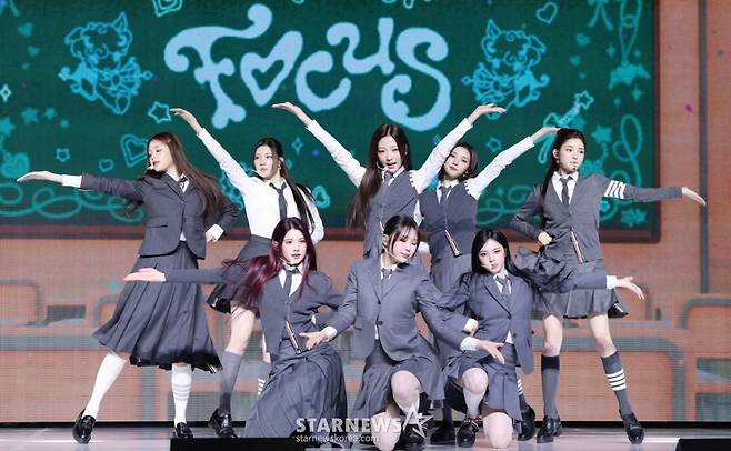 그룹 하츠투하츠가 20일 서울 용산구 블루스퀘어에서 진행된 첫 미니앨범 'FOCUS' 발매 기념 쇼케이스에서 멋진 무대를 선보이고 있다. /2025.10.20 /사진=김휘선 hwijpg@