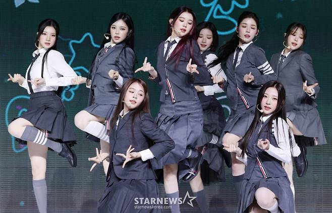 그룹 하츠투하츠가 20일 서울 용산구 블루스퀘어에서 진행된 첫 미니앨범 'FOCUS' 발매 기념 쇼케이스에서 멋진 무대를 선보이고 있다. /2025.10.20 /사진=김휘선 hwijpg@