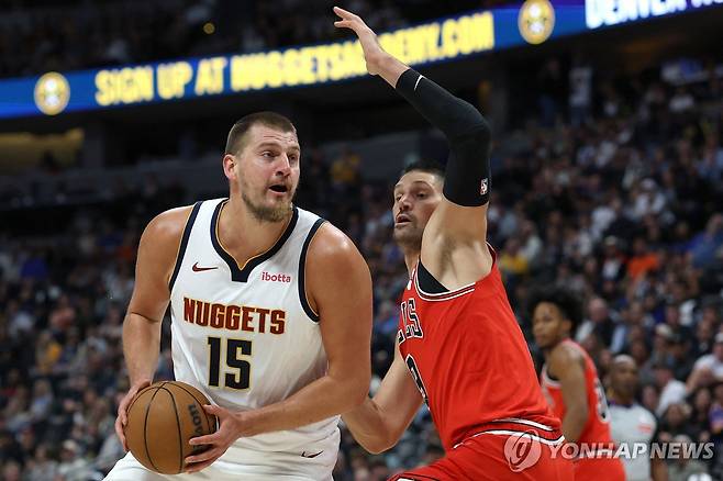 공을 잡은 니콜라 요키치 [AFP=연합뉴스]