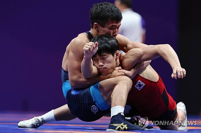 어려운 경기 펼치는 정한재 (항저우=연합뉴스) 신현우 기자 = 4일 중국 저장성 항저우 린안 스포츠문화전시센터에서 열린 제19회 항저우 아시안게임 레슬링 남자 그레코로만형 60kg급 8강에서 한국 정한재가 키르기스스탄 조라만 사센베코프를 상대하고 있다. 2023.10.4 nowwego@yna.co.kr