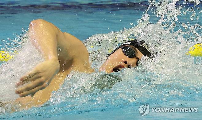 한국신기록 세우는 황선우 (부산=연합뉴스) 강선배 기자 = 20일 오후 부산 동래구 사직실내수영장에서 열린 제106회 전국체육대회 수영(경영) 남자일반부 자유형 200m 결승에서 황선우(강원도청)가 역영하고 있다. 2025.10.20 sbkang@yna.co.kr
