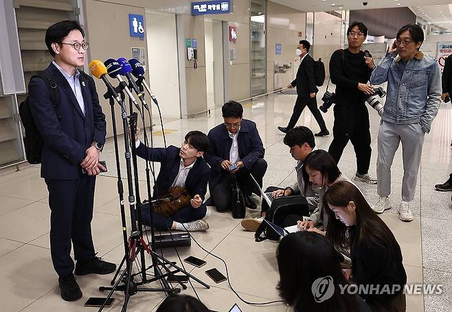 질문에 답하는 김정관 산업통상부 장관 (영종도=연합뉴스) 김성민 기자 = 한미 관세 협상을 위해 미국으로 출국했던 김정관 산업통상부 장관이 20일 영종도 인천국제공항 제2터미널을 통해 귀국하며 취재진 질문에 답하고 있다. 2025.10.20 ksm7976@yna.co.kr