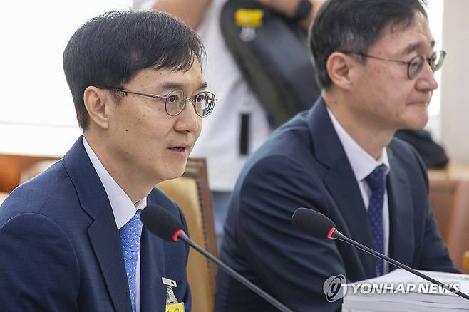 국감에서 답변하는 오민석 서울중앙지법원장 (서울=연합뉴스) 황광모 기자 = 오민석 서울중앙지방법원장이 20일 국회 법제사법위원회에서 열린 2025년도 법사위 국정감사에 출석해 의원 질의에 답하고 있다. 2025.10.20 hkmpooh@yna.co.kr