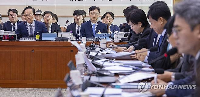 질의에 답하는 김대웅 서울고등법원장 (서울=연합뉴스) 황광모 기자 = 김대웅 서울고등법원장이 20일 국회 법제사법위원회에서 열린 2025년도 법사위 국정감사에 출석해 의원 질의에 답하고 있다. 2025.10.20 hkmpooh@yna.co.kr