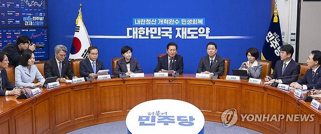 사법개혁안 발표 의미 말하는 정청래 대표 (서울=연합뉴스) 황광모 기자 = 더불어민주당 정청래 대표가 20일 서울 여의도 국회에서 열린 사법개혁특별위원회 사법개혁안 발표에 참석해 사법 개혁안의 의미에 대해 설명하고 있다. 2025.10.20 hkmpooh@yna.co.kr