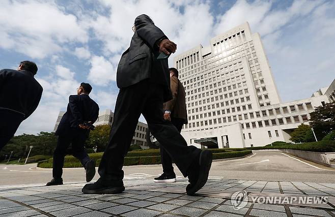 대법관 증원 개혁안 발표한 더불어민주당 (서울=연합뉴스) 김성민 기자 = 더불어민주당 사법개혁특별위원회가 20일 현행 14명인 대법관을 26명으로 증원하는 사법개혁안을 발표했다. 
    이날 서울 서초구 대법원의 모습. 2025.10.20 ksm7976@yna.co.kr