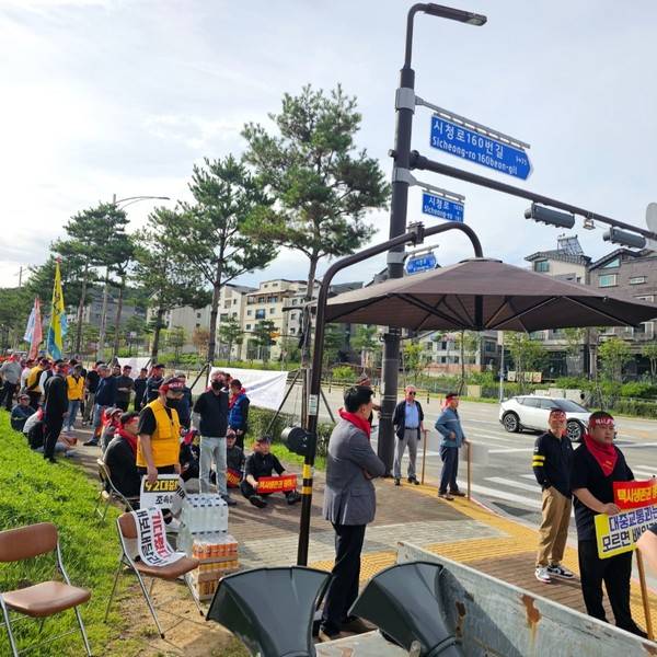 화성오산 택시노조원들이 화성시청 앞에서 "92대의 신규 택시면허 배분을 조속히 시행하라"고 촉구하고 있다. [사진=조흥운수 김현민 노조위원장]