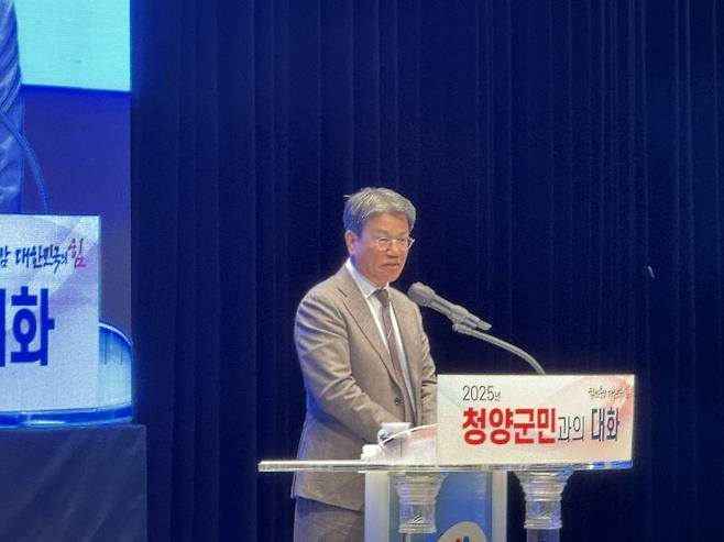 김돈곤 청양군수가 20일 도지사-청양군민과의 대화에 앞서 환영사를 하고 있다. /사진=오현민 기자