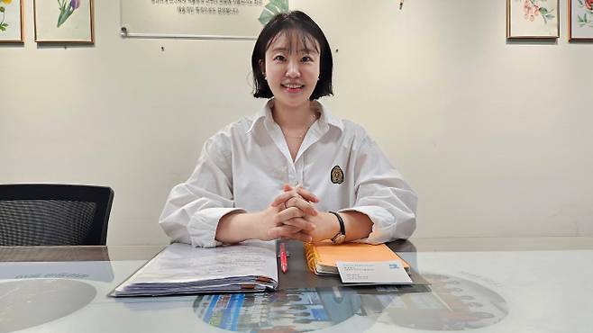 21일 광주광역시 서구 풍암동행정복지센터에서 만난 김민서(40·여) '폼생폼사' 풍암동 동아리 회장이 남도일보와 인터뷰를 하고 있다. /박준호 기자 bjh@namdonews.com