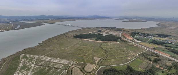 인공지능 3대 강국 도약을 위한 이재명 정부의 국가 AI 컴퓨팅센터 사업 후보지로 전남이 낙점됐다. 해남군 일원에 조성 중인 솔라시도가 유력한 후보지로 검토되고 있다. 해남군 산이면 덕송리의 솔라시도 내 데이터센터 부지.  /김진수 기자 jeans@kwangju.co.kr