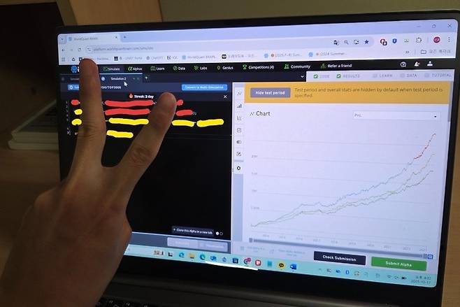 김 씨가 퀀트 대회를 준비하며 알고리즘을 완성한 후 찍은 사진. 김민겸 씨 제공