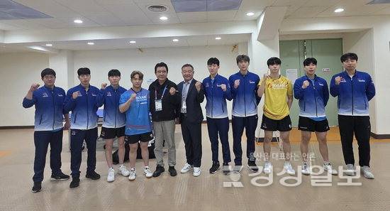 ▲ 김철욱 울산시체육회장과 윤철진 울산시탁구협회장이 울산시탁구선수단을 격려하고 있다. 울산시체육회 제공