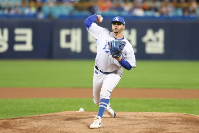 삼성 라이온즈의 아리엘 후라도가 21일 대구에서 열린 프로야구 플레이오프 한화 이글스와의 3차전에 선발 등판해 역투하고 있다. 삼성 제공