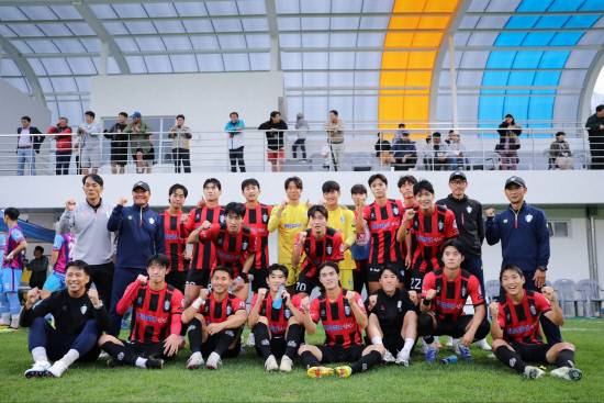 제106회 전국체전 축구 남자 일반부 결승에 진출한 창원FC 선수단이 8강에서 FC목포를 꺾은 념촬영을 하고 있는 모습. 사진=창원FC