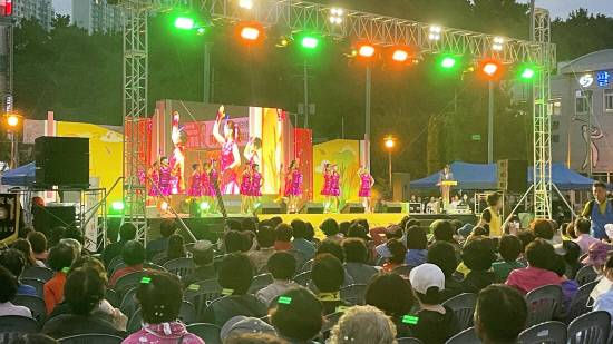 제15회 미르어울림축제가 지난 17일 팔룡어울림운동장에서 주민 4000여 명이 함께한 가운데 성황리에 열렸다.사진=창원시