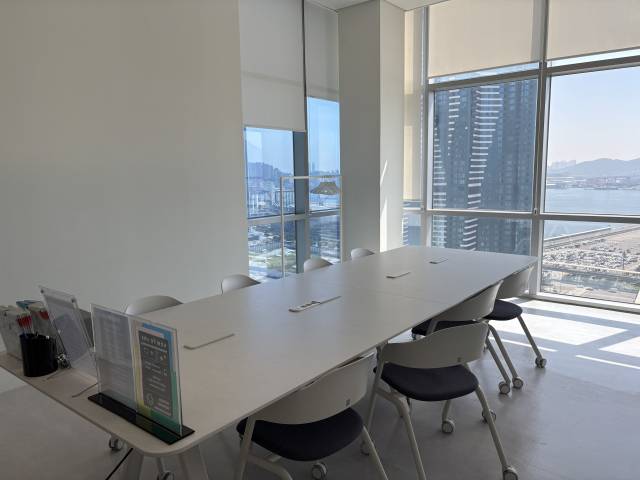 부산 워케이션 거점센터 내의 회의실과 개별 업무 공간. /박준혁 기자/