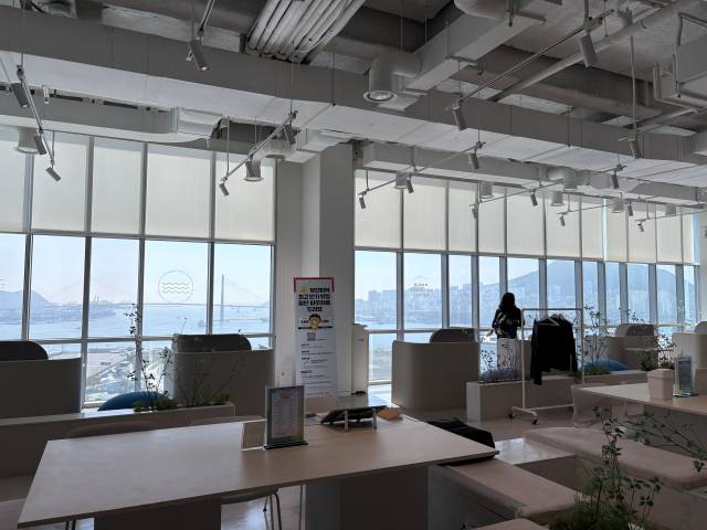 부산 워케이션 거점센터에서 참가자들이 업무를 보고 있다. /박준혁 기자/