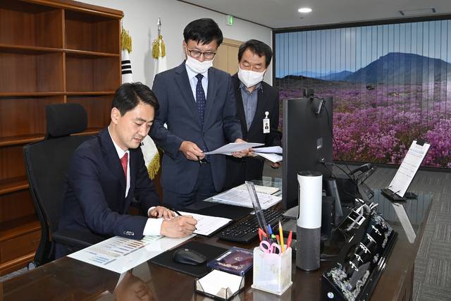 2022년 7월1일 최재훈 달성군수가 취임 1호 공약으로 군수실 이전 결제를 하고 있다. 달성군 제공