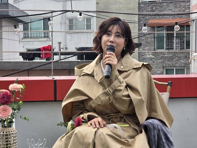 21일 대구 북구 청문당에서 열린 권지안 작가 초대전 '언어의 리듬' 오픈식에서 권지안(솔비)작가가 이번 전시에 대해 설명하고 있다. 김용국기자