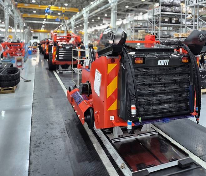 <주>대동모빌리티의 무인 농작업 트랙터 제조 라인. 이승엽 기자