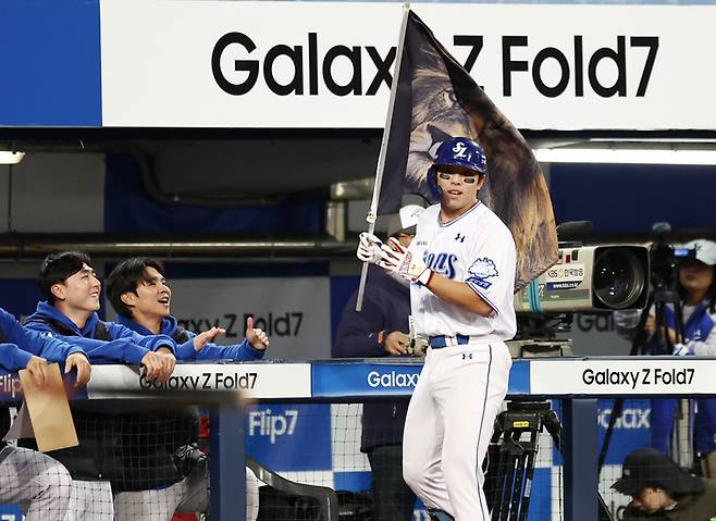 21일 대구삼성라이온즈파크에서 열린 2025 KBO 포스트시즌 플레이오프 한화 이글스 대 삼성 라이온즈 3차전. 4회 말 1사 1,2루 때 삼성 김영웅이 3점 홈런을 친 후 동료들과 함께 기뻐하고 있다. 연합뉴스