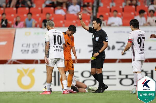 프로축구 K리그에서 오심이 잇따라 발생하고 있는 가운데, 올해 발생한 오심이 이미 지난 시즌 오심 발생 건수를 넘어선 것으로 파악됐다. 사진은 지난 8월 15일 제주SK와 강원FC의 경기에서 제주SK 김준하가 경고누적으로 퇴장당하고 있다. 이 경고누적 퇴장도 오심으로 결론났다.&nbsp; (사진=한국프로축구연맹)