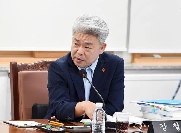 21일 행정사무감사에서 발언하고 있는 강철남 의원.