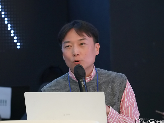 엔씨 AI 장한용 모션서비스실장이 게임 개발 과정에서 활용되는 AI의 다양한 사례와 전망을 강연했다.