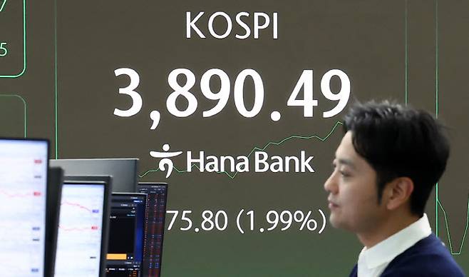 코스피가 5거래일 연속으로 사상 최고치를 경신한 21일 오전 서울 중구 하나은행 본점 딜링룸에서 시황이 나오고 있다. (사진=뉴스1)