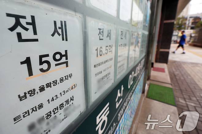 서울 시내 한 공인중개사사무소에 아파트 전세 매물 시세가 게시돼 있다.뉴스1 ⓒ News1 황기선 기자