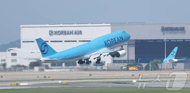 지난달  10일 대한항공 여객기가 인천국제공항에서 이륙하는 모습(자료사진). 2025.9.10/뉴스1 ⓒ News1 공항사진기자단