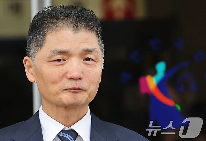 카카오 창업자 김범수 경영쇄신위원장이 21일 서울 양천구 서울남부지방법원에서 열린 자본시장법 위반 1심 선고 공판에서 무죄를 선고받은 후 심경을 밝히고 있다. 2025.10.21/뉴스1 ⓒ News1 오대일 기자