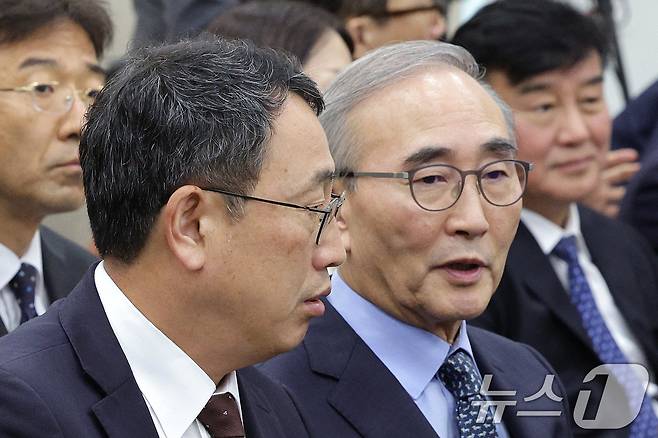 유영상 SKT 대표(왼쪽)와 김영섭 KT 대표가 21일 서울 여의도 국회 과학기술정보방송통신위원회에서 열린 정보통신산업진흥원 등에 대한 국정감사에서 대화하고 있다. 2025.10.21/뉴스1 ⓒ News1 신웅수 기자