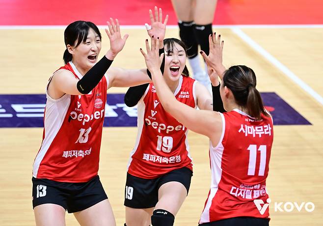 페퍼저축은행 박은서(왼쪽)가 득점 후 동료들과 기뻐하고 있다. (KOVO 제공)