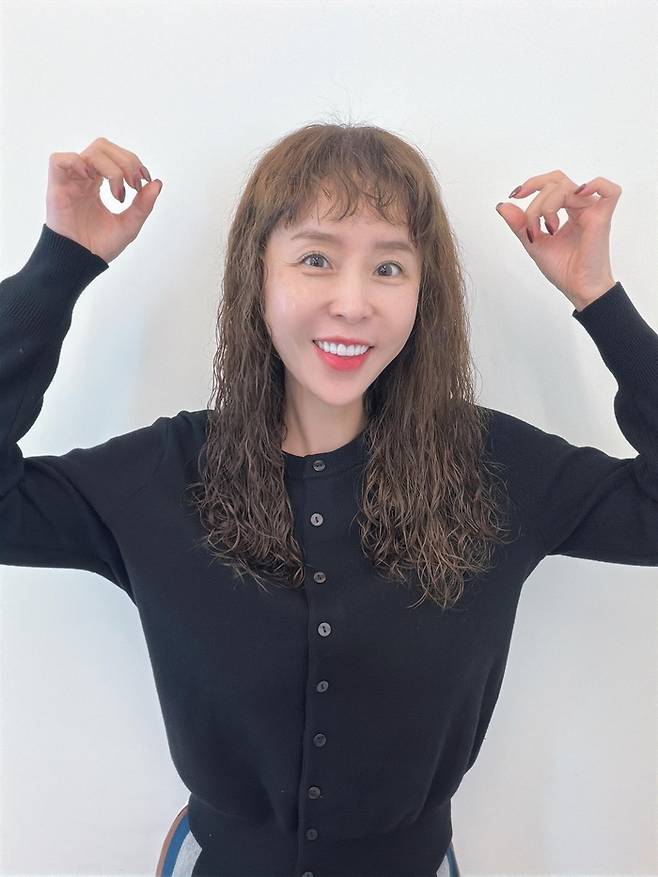 히피펌으로 변신한 신지. 신지 SNS.