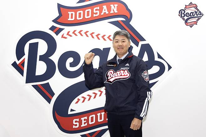 두산이 20일 제12대 감독으로 김원형 야구 국가대표팀 투수코치를 선임했다. 계약 규모는 2+1년 최대 20억 원(계약금 5억, 연봉 각 5억 원)이다. 사진 | 두산 베어스