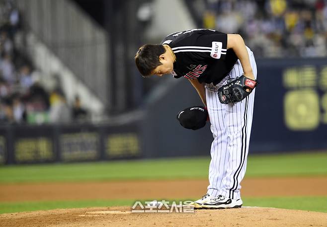 LG 김강률이 7일 잠실구장에서 열린 2025 KBO리그 두산과 경기 6회말 무사 만루 상황에서 등판하면서 친정팀 두산 팬들을 향해 인사를 하고 있다. 잠실 | 박진업 기자 upandup@sportsseoul.com