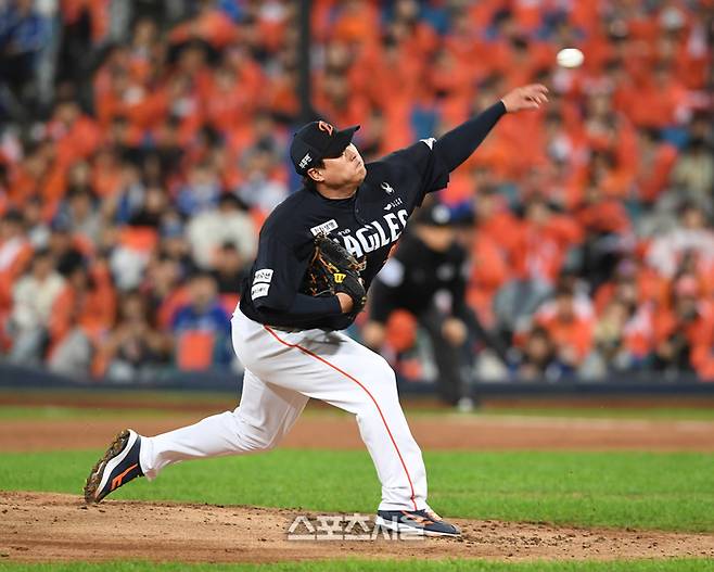 한화 류현진이 21일 대구 삼성라이온즈파크에서 열린 2025 KBO리그 삼성과 플레이오프 3차전에 선발 등판해 힘차게 공을 던지고 있다. 대구 | 박진업 기자 upandup@sportsseoul.com