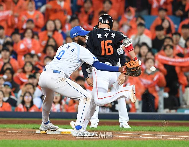 삼성 1루수 디아즈가 21일 대구 삼성라이온즈파크에서 열린 2025 KBO리그 한화와 플레이오프 3차전 2회초 1사 한화 하주석의 번트 안타 때 투수 후라도의 송구를 놓치고 있다. 대구 | 박진업 기자 upandup@sportsseoul.com