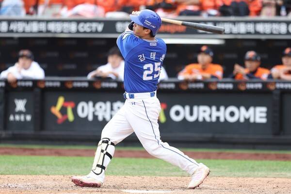 삼성 라이온즈 김태훈이 18일 오후 2시 대전 한화생명볼파크에서 열린 2025 신한 SOL뱅크 한국야구위원회(KBO) 포스트시즌(PS) 플레이오프(PO·5전3선승제) 1차전 한화 이글스와의 경기에서 스윙을 하고 있다. /사진=삼성라이온즈
