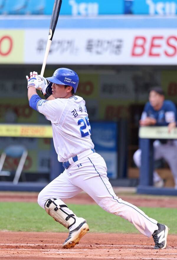 21일 오후 6시 30분 경상북도 대구 수성구의 대구삼성라이온즈파크에서 열린 2025 신한 SOL뱅크 한국야구위원회(KBO) 포스트시즌(PS) 플레이오프(PO·5전3선승제) 3차전에서 홈런을 터트린 삼성 라이온즈 외야수 김태훈. /사진=삼성 라이온즈