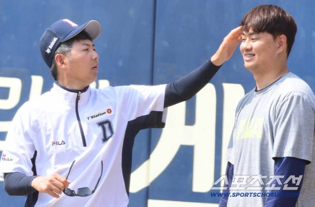 두산 베어스 투수코치 시절 김원형 감독(왼쪽)과 예비 FA 이영하. 스포츠조선DB