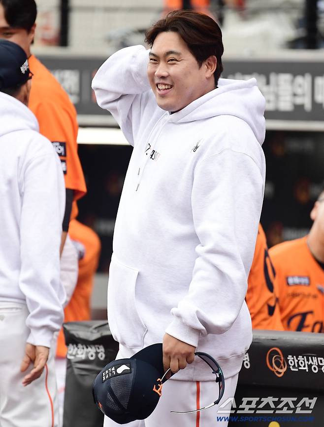 19일 대전 한화생명볼파크에서 열린 삼성과 한화의 PO 2차전. 삼성 선수들과 밝은 표정으로 인사를 나누고 있는 한화 류현진. 대전=송정헌 기자songs@sportschosun.com/2025.10.19/