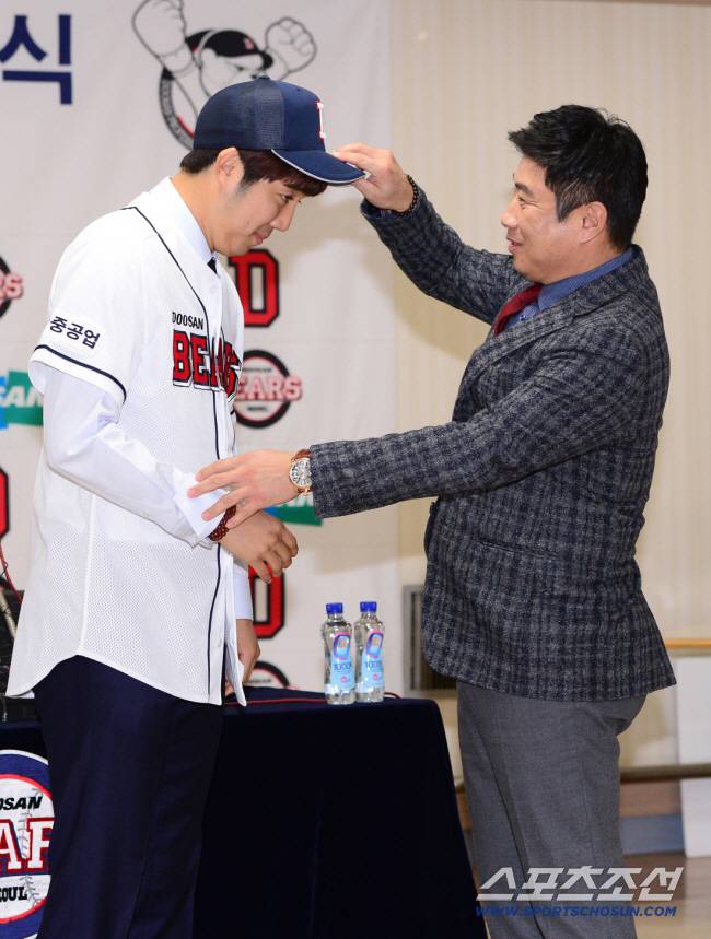 7일 오후 잠실구장에서 두산 장원준의 입단식이 열렸다. 올해 프리에이전트(FA)로 풀린 장원준은 84억원에 4년 계약하며 두산에 입단했다. 두산 김태형 감독이 장원준의 입단을 축하하며 악수를 나누고 있다.

잠실=송정헌 기자 songs@sportschosun.com/2015.01.07