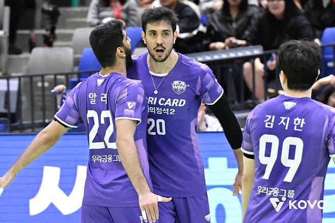 우리카드 아라우조(가운데). 사진제공=KOVO