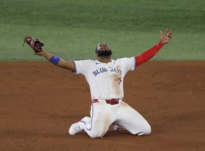 토론토 블루제이스 블라디미르 게레로 주니어가 21일(한국시각) 로저스센터에서 열린 시애틀 매리너스와의 ALCS 7차전서 4대3으로 승리해 월드시리즈 진출이 확정되자 그라운드에 무릎을 꿇고 양팔을 들어 환호하고 있다. UPI연합뉴스