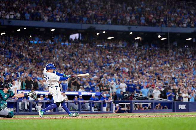 토론토 조지 스프링어가 7회말 역전 3점홈런을 터뜨리고 있다. AFP연합뉴스