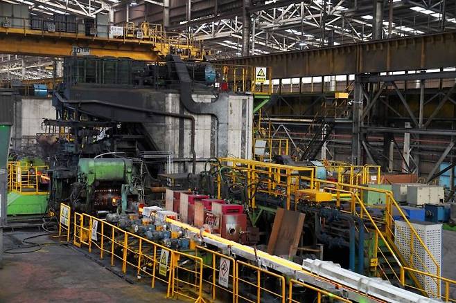 소형압연 공장에서 와이어 로드(Wire Rod) 생산을 위한 공정이 진행되고 있다. 세아홀딩스 제공