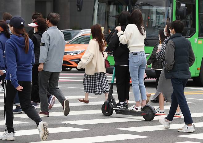 서울 홍대입구역 인도에서 전동킥보드를 탄 시민들이 보행자 사이를 지나고 있다. 기사와 관련 없음./조선일보DB